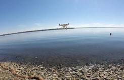 城會(huì)玩！加拿大男子成功用無(wú)人機(jī)釣到魚(yú)