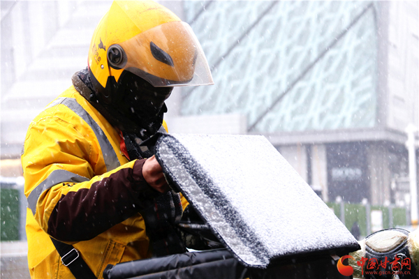 2020年第一場(chǎng)雪巧遇“小寒” 蘭州人請(qǐng)收下?。ńM圖）