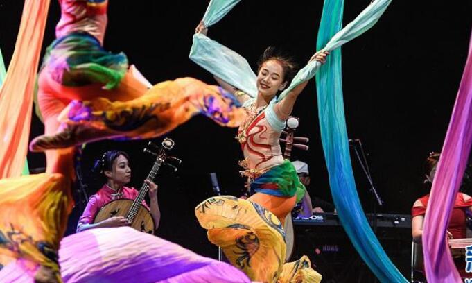 智利上萬(wàn)人觀(guān)賞“歡樂(lè)春節(jié)”慶典晚會(huì)