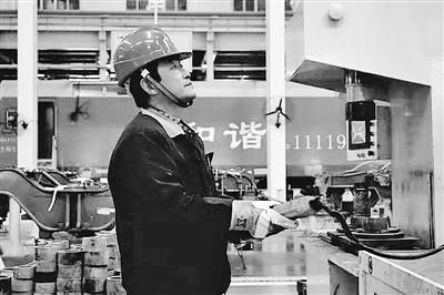 蘭州：寒夜黃河邊，他一把拉出落水大學(xué)生