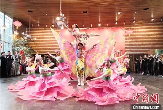 圖為雜技演員通過精湛的技藝贏得了滿堂喝彩。　甘肅省文化和旅游廳網(wǎng)站 攝