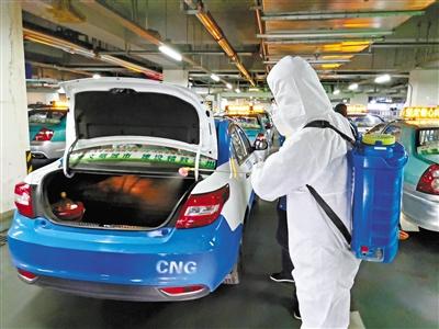 免費接送一線抗“疫”人員 蘭州奔馬雷鋒車隊，你們真棒！