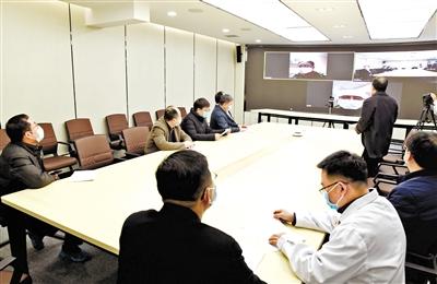 蘭大校長嚴純?nèi)A等視頻連線蘭大一院、二院支援湖北醫(yī)療隊員