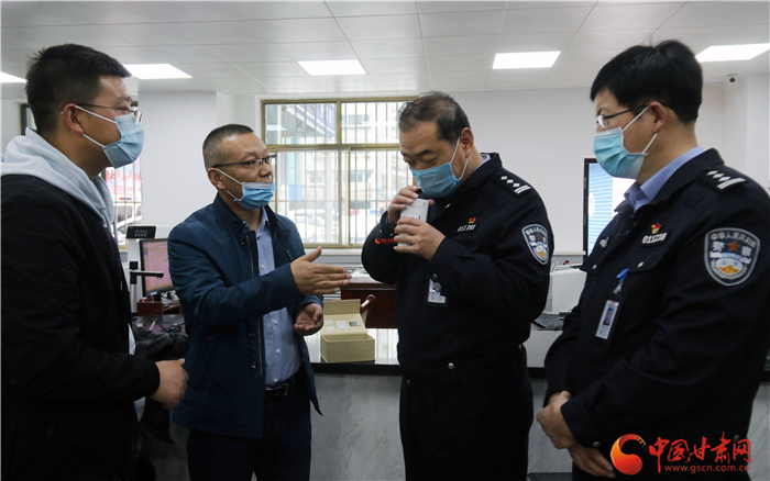 愛心企業(yè)向蘭州城關(guān)交警大隊捐贈一批消毒機(jī)（圖）