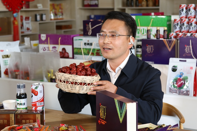 “縣長直播天團(tuán)”唱響“甘貨春之聲”，售出近30種甘貨1萬余件 開進(jìn)直播間的網(wǎng)絡(luò)扶貧博覽會，受百萬網(wǎng)友點(diǎn)贊 