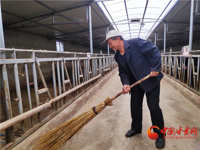 【甘肅省決戰(zhàn)決勝脫貧攻堅(jiān)】脫貧戶李明堂：脫貧也光榮 幸?？侩p手