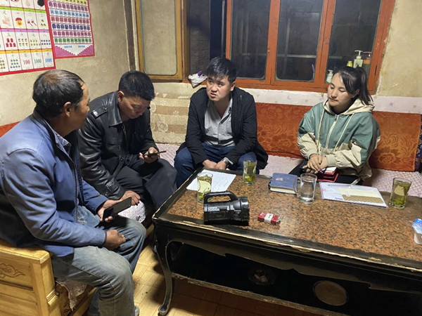 圖為木耳鎮(zhèn)紀(jì)檢干事盧建民（左三）連夜在多壩村多壩組奚連德家中了解受災(zāi)情況，排查安全隱患，并宣傳發(fā)生次生災(zāi)害的相關(guān)知識(shí)。_副本.jpg