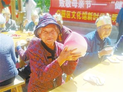 母親節(jié)，白銀“花村”擺了一場“敬老宴”