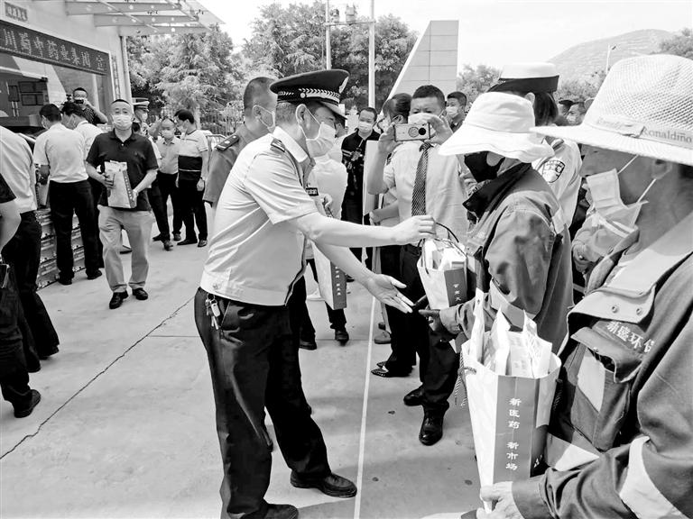 蘭州彭家坪鎮(zhèn)聯合愛心企業(yè)向500名一線工作者送去慰問品