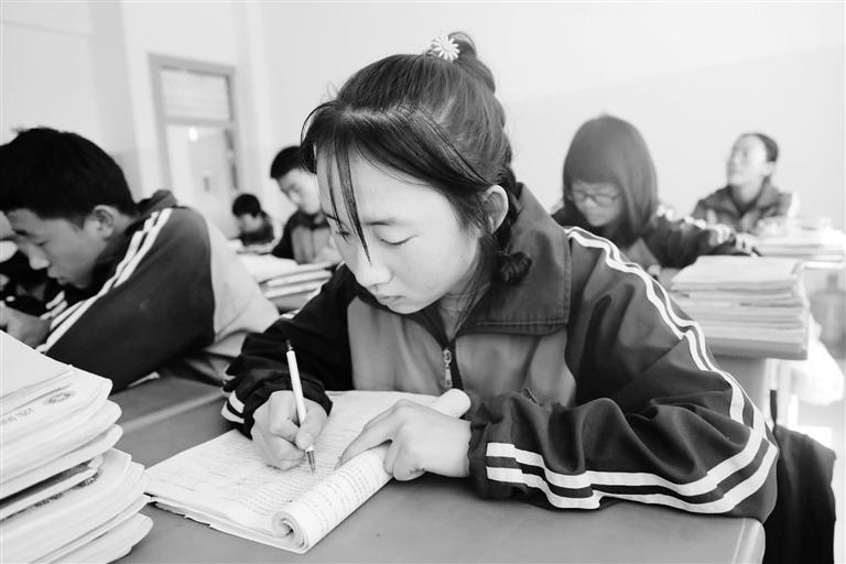 慶陽(yáng)環(huán)縣這名小姑娘，柔弱肩膀撐起一個(gè)大家庭