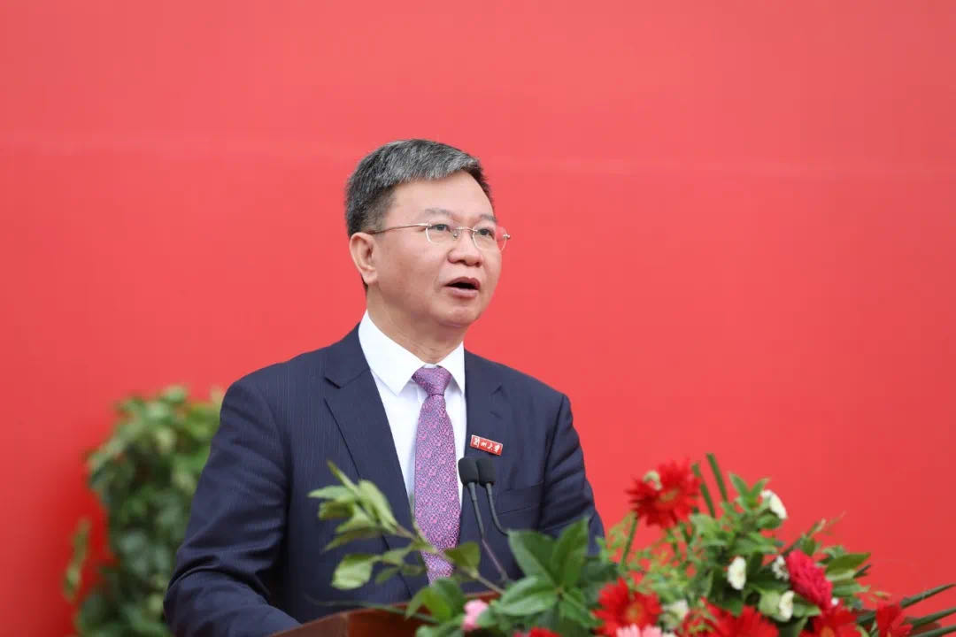 蘭州大學(xué)校長嚴(yán)純?nèi)A寄語2020屆本科畢業(yè)生：做敢擔(dān)當(dāng)、能擔(dān)當(dāng)、有擔(dān)當(dāng)?shù)娜?>
        </a><em>蘭州大學(xué)校長嚴(yán)純?nèi)A寄語2020屆本科畢業(yè)生：做敢擔(dān)當(dāng)、能擔(dān)當(dāng)、有擔(dān)當(dāng)?shù)娜?/em></li>
    <li><a  target=