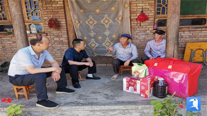 在建黨99周年來臨之際，隴南市禮縣紀(jì)委監(jiān)委在中壩鎮(zhèn)、三峪鄉(xiāng)開展“七一”慰問老黨員、困難黨員活動(dòng)，為他們送去組織的關(guān)懷和節(jié)日的問候。_副本.jpg