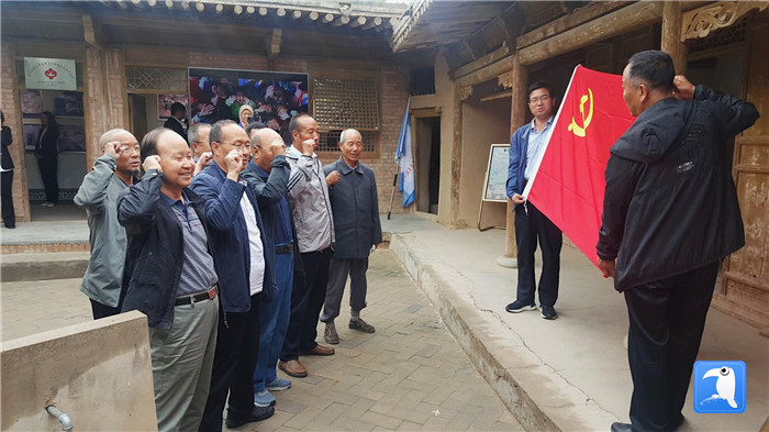 7月1日，臨夏州紀(jì)委監(jiān)委機(jī)關(guān)黨總支組織退休黨支部部分黨員前往東鄉(xiāng)縣布楞溝村史館，開展主題黨日活動(dòng)。_副本.jpg