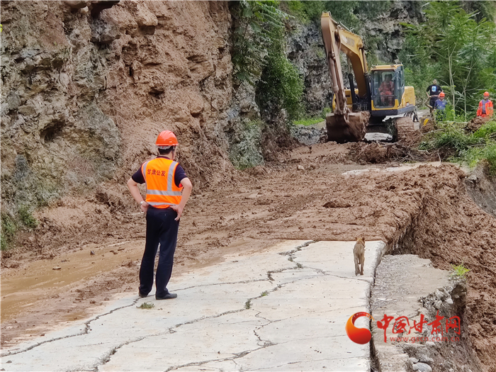 甘肅交通系統(tǒng)應急搶險隊全力搶修隴南災毀公路