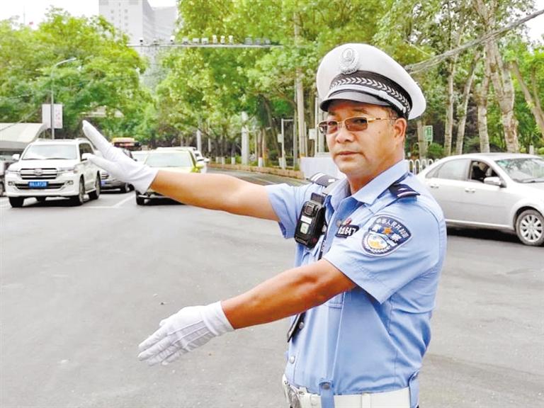 蘭州城關(guān)區(qū)交警大隊(duì)一線老交警馬驍：俯首甘為“老黃?！?>
        </a><em>蘭州城關(guān)區(qū)交警大隊(duì)一線老交警馬驍：俯首甘為“老黃?！?/em></li>
    <li><a  target=