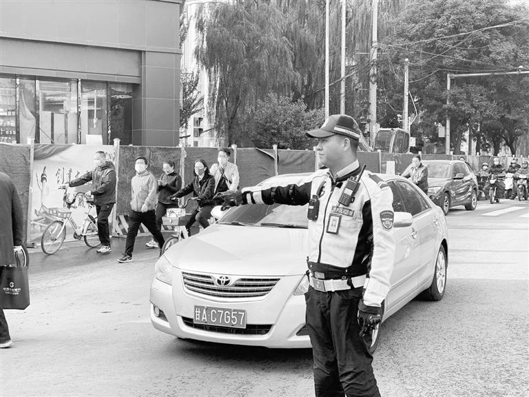 近期蘭州市區(qū)多處路段占道施工，高峰期市民請盡量繞行