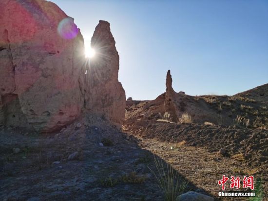 山丹境內(nèi)的長城是由壕塹和山險為主的漢長城和黃土墻體為主的明長城兩部分組成。 翟繼宗 攝