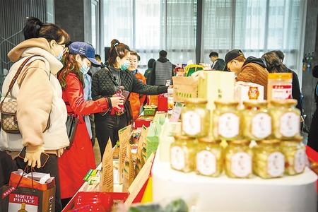 今天，在這里聽(tīng)榆中的脫貧故事 ——榆中縣“脫貧攻堅(jiān)宣傳周”發(fā)布活動(dòng)暨脫貧攻堅(jiān)主題成就展啟動(dòng)側(cè)記