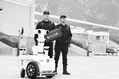 新奇！5G巡邏機(jī)器人亮相隴南武都街頭