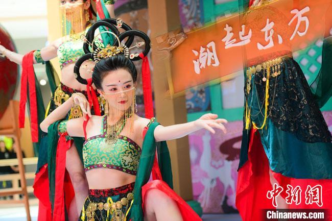 圖為今年9月5日，在重慶亮相的敦煌博物館“潮起東方”主題活動現(xiàn)場。敦煌博物館供圖