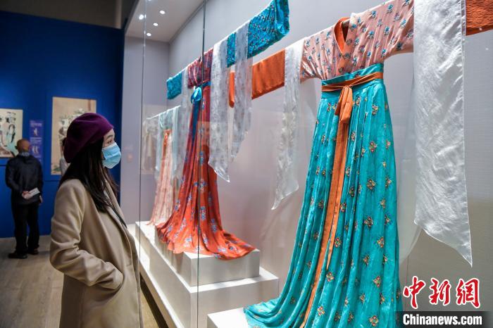 觀眾在參觀唐代服飾?！●樤骑w 攝