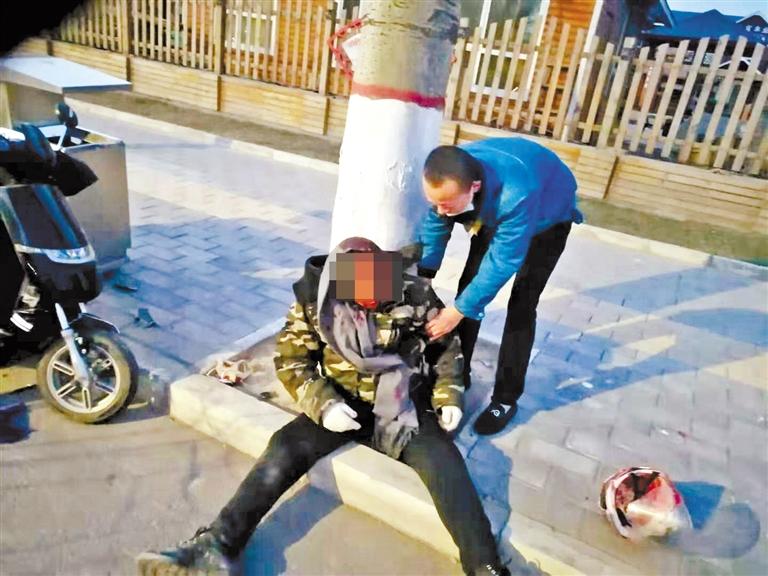 蘭州：騎摩托車男子清晨撞傷 熱心“的哥”全力救助！