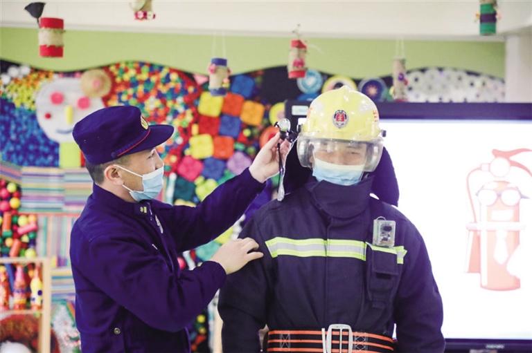 萌娃爭當(dāng)“小小消防員” 蘭州消防支隊開展消防安全進校園活動