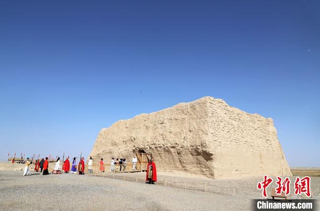 數(shù)十位身著古裝的女性通過體驗(yàn)賞漢舞、習(xí)漢禮、吟誦詩詞等中華傳統(tǒng)文化，再現(xiàn)古絲綢之路的繁華盛景。　王菁 攝