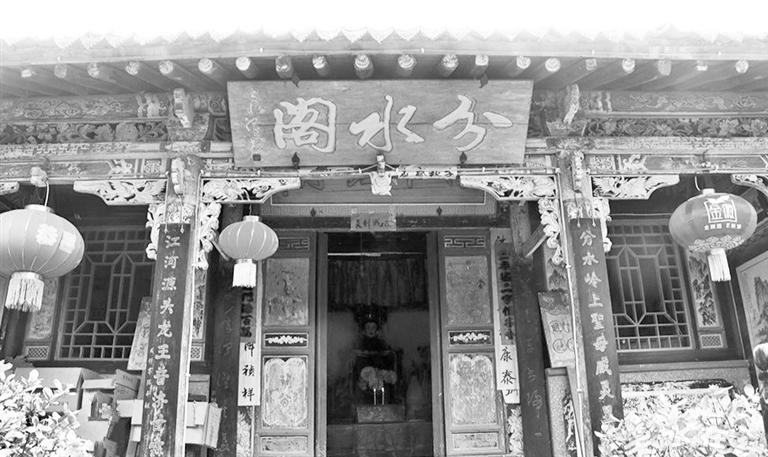 秦嶺鎮(zhèn)分水閣，一屋檐水分江河 這里可看水系奇觀，可賞連翹花海