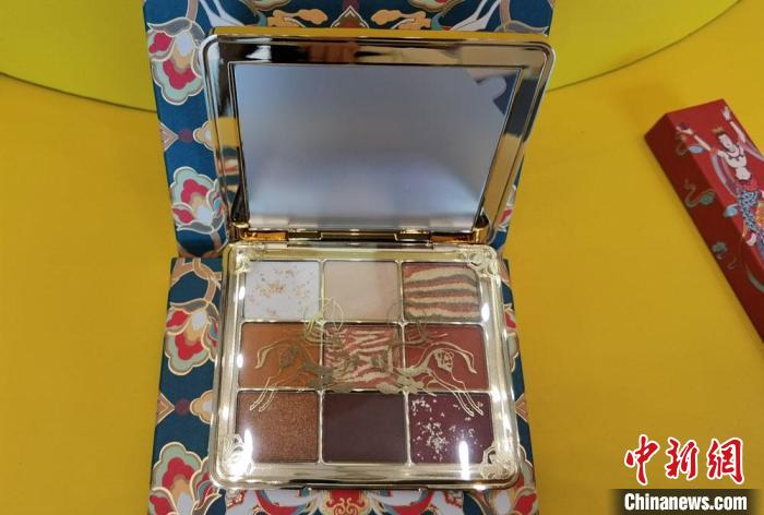 圖為取材壁畫色彩的敦煌美妝?！《∷?攝