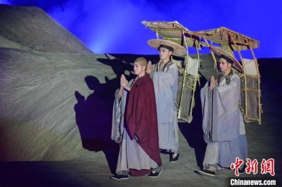 圖為演出現(xiàn)場，該劇獨創(chuàng)360度旋轉(zhuǎn)并前后移動觀眾席，顛覆傳統(tǒng)劇場舞臺表演模式?！⊥醣筱y 攝