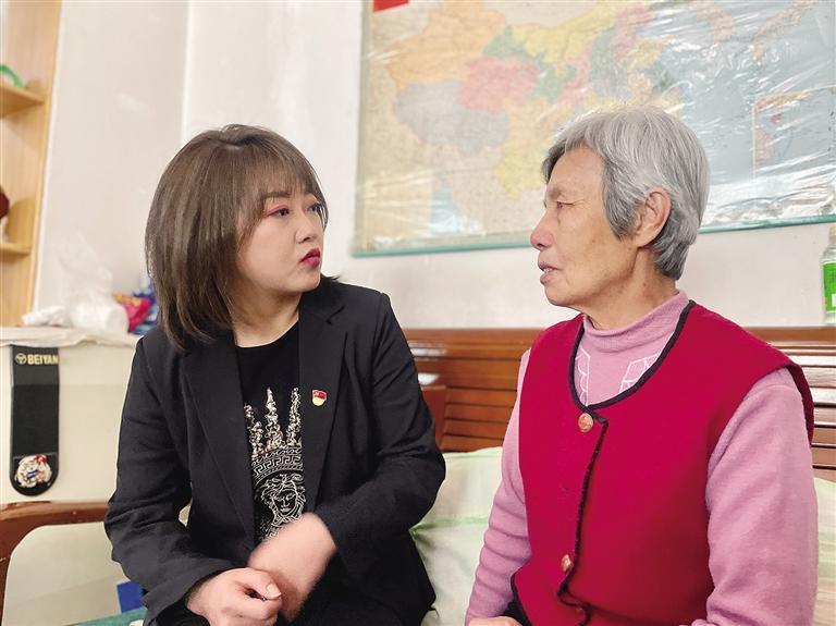 敦煌路街道任家莊街東社區(qū)黨委書記、居委會主任譚莉：我們必須成為老百姓堅強的后盾