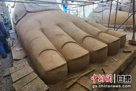 圖為中國(guó)“石窟鼻祖”天梯山石窟第13窟大佛足部與局部危巖體搶救性保護(hù)項(xiàng)目施工現(xiàn)場(chǎng)。陳曉斌 攝