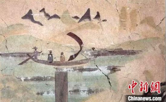 “一人搖櫓晃扁舟，兩人撐篙水上漂。”圖為莫高窟第323窟《搖櫓帆船》（初唐）。　敦煌研究院供圖