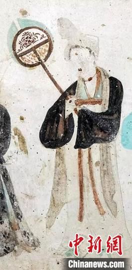 “一把小扇在手，笑對(duì)仲夏酷暑?！眻D為莫高窟第468窟《執(zhí)團(tuán)扇女供養(yǎng)人》(中唐)?！《鼗脱芯吭汗﹫D