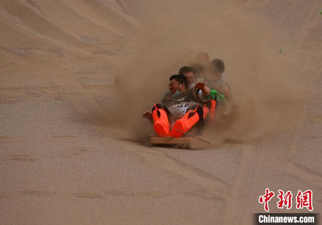 6月13日，敦煌鳴沙山月牙泉景區(qū)舉辦滑沙比賽。　馮豆 攝