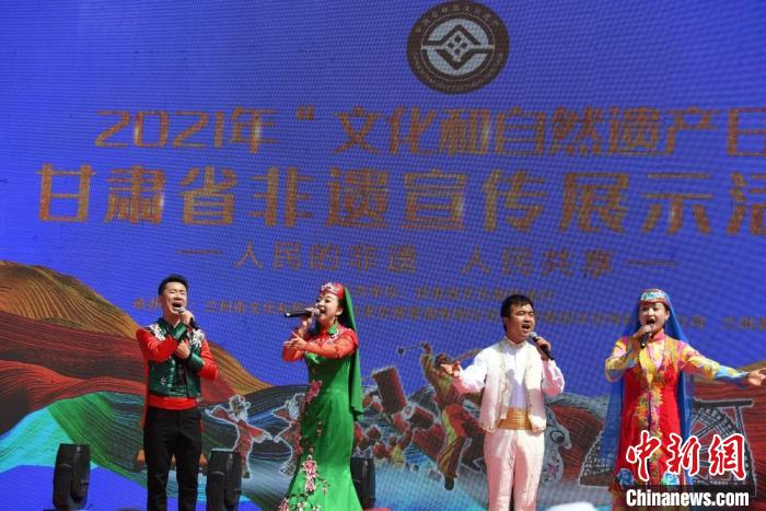 圖為甘肅臨夏回族自治州非遺傳承人演唱花兒?！钇G敏 攝