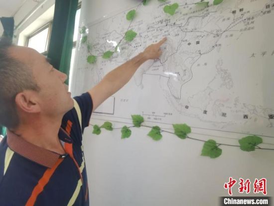 圖為甘肅省社會科學(xué)院絲綢之路研究所所長侯宗輝指出《絲綢之路古文明》課題組考察線路。　閆姣 攝