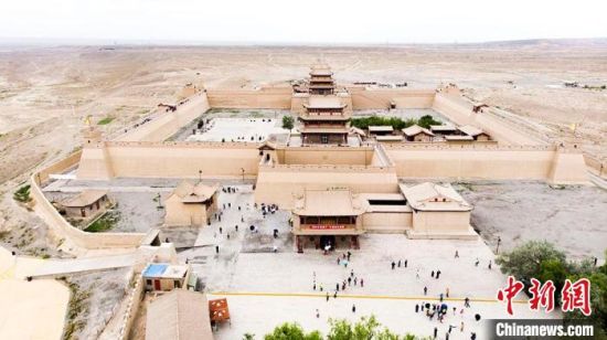 圖為7月中旬，世界文化遺產(chǎn)——嘉峪關(guān)，它是中國(guó)明代萬(wàn)里長(zhǎng)城的西端起點(diǎn)?！「哒埂z