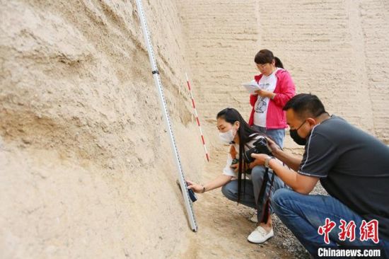 科技保護(hù)讓長(zhǎng)城價(jià)值的真實(shí)性和完整性得到有效延續(xù)和傳承。圖為文物工作者正在測(cè)量關(guān)城的相關(guān)數(shù)據(jù)?！「哒?攝
