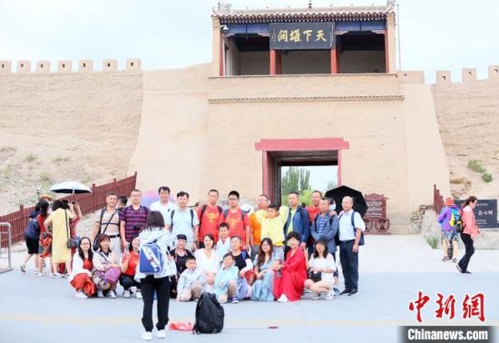 歷經(jīng)數(shù)十載保護(hù)修繕的古老關(guān)城得以延年益壽，成為了海內(nèi)外游客“絲路游”的必經(jīng)打卡地?！「哒?攝