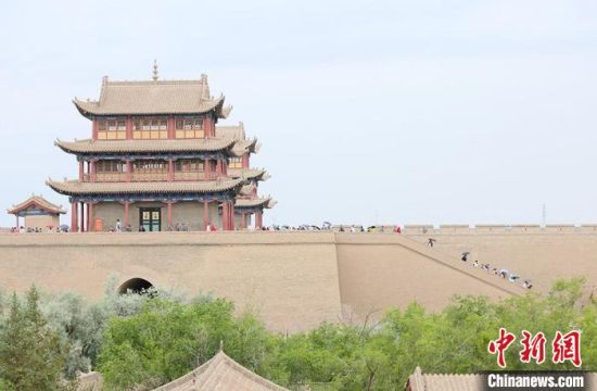 歷經(jīng)數(shù)十載保護(hù)修繕的古老關(guān)城得以延年益壽，成為了海內(nèi)外游客“絲路游”的必經(jīng)打卡地。　高展 攝