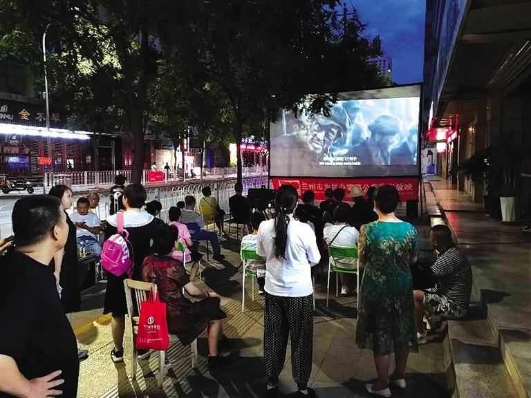 蘭州市貢元巷社區(qū)為居民露天播放紅色經典電影