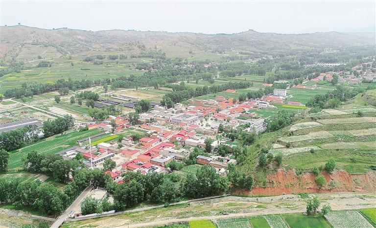 臨夏州積石山縣投資380余萬元在關(guān)家川鄉(xiāng)何家村實施了風(fēng)貌改造項目