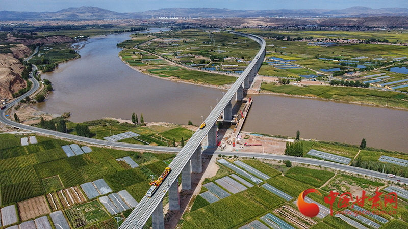 【隴拍客】直擊現(xiàn)場！看中蘭鐵路首條接觸網(wǎng)導(dǎo)線如何架設(shè)