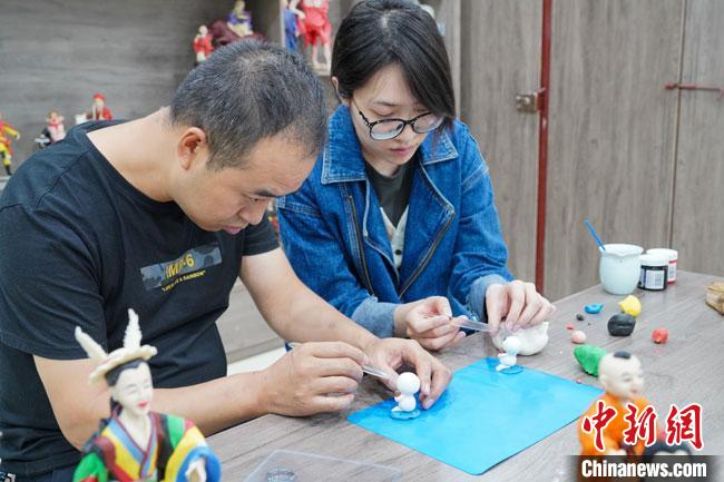 <a target='_blank'  data-cke-saved- >中新社</a>記者(右)現(xiàn)場(chǎng)體驗(yàn)面塑制作過(guò)程?！￡悹?zhēng)強(qiáng) 攝