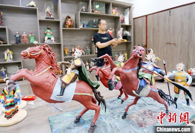 安秋平是成州面塑第五代傳承人，也是當(dāng)?shù)匚ㄒ粓?jiān)守面塑制作的人?！「哒?攝