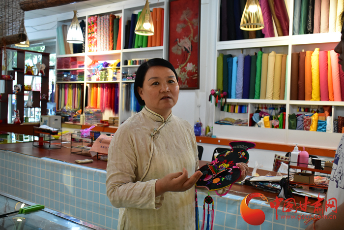 【蘭大新聞學(xué)子重走西北角】香包傳承人劉蘭芳：飛針走線(xiàn)，傳承匠心 
