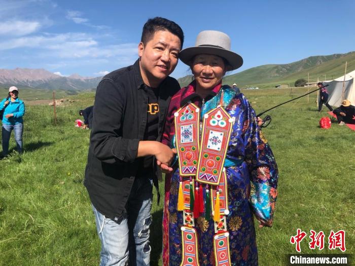 圖為拍攝紀(jì)錄片《西茂的婚禮》期間，張輝剛(左)與裕固族老人合影留念。(資料圖) 張輝剛供圖