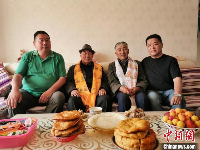 圖為張輝剛(右一)拜訪甘肅肅南縣裕固族德高望重的老人。(資料圖) 張輝剛供圖